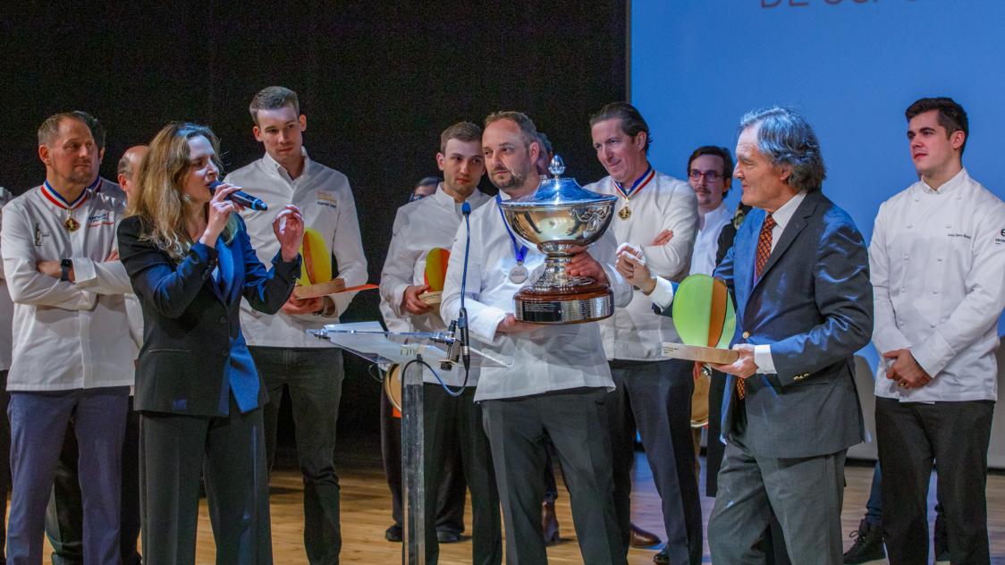 découvrez tout sur le prix culinaire : un concours prestigieux qui récompense les meilleurs talents de la gastronomie, encourageant l'innovation et l'excellence dans l'art de la cuisine.