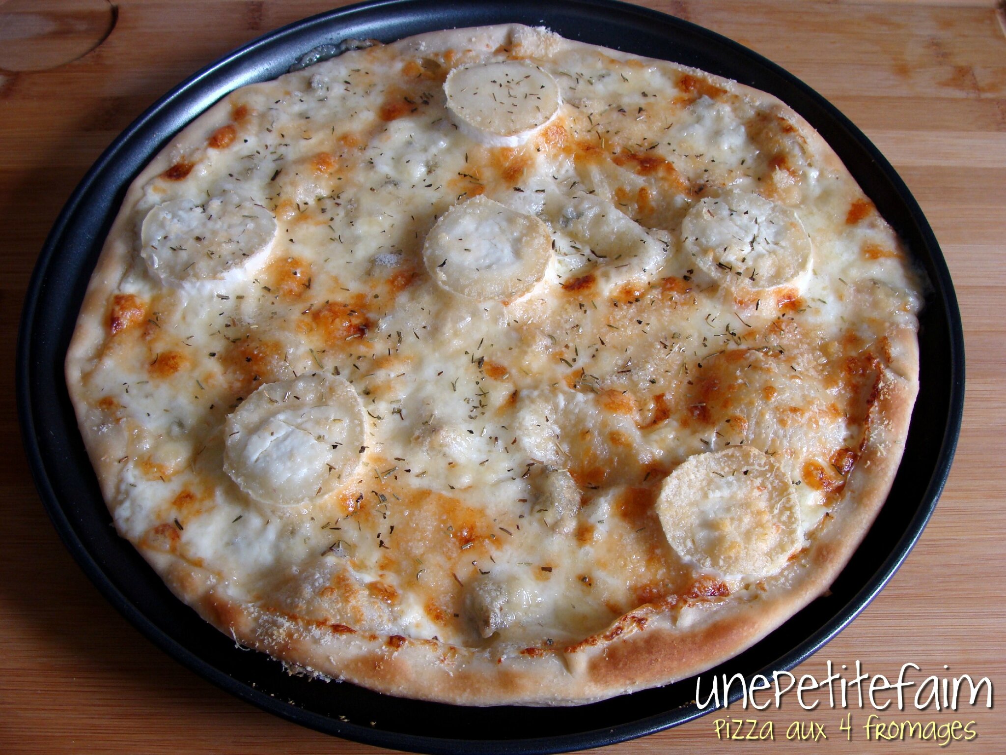 découvrez la pizza quatre fromages, une recette gourmande qui marie parfaitement mozzarella, gorgonzola, parmesan et emmental pour un plaisir fondant et irrésistible.