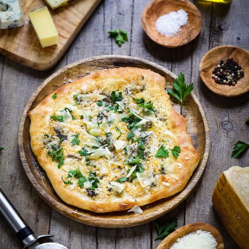 savourez une pizza quatre fromages gourmande aux saveurs intenses, mariant mozzarella, gorgonzola, emmental et parmesan sur une pâte croustillante. idéale pour un repas convivial et délicieux.