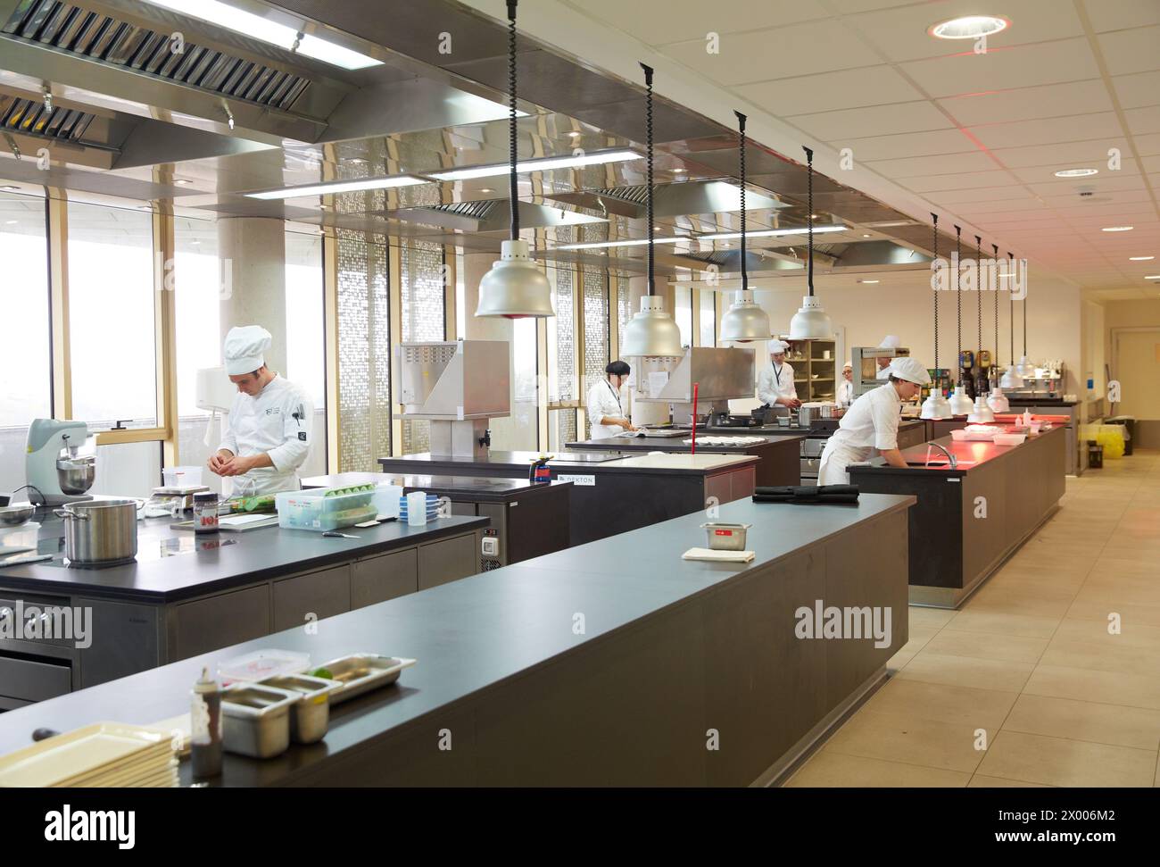 découvrez notre centre culinaire en espagne : ateliers de cuisine, dégustations et cours gastronomiques pour tous les passionnés de saveurs espagnoles. réservez votre expérience gourmande !