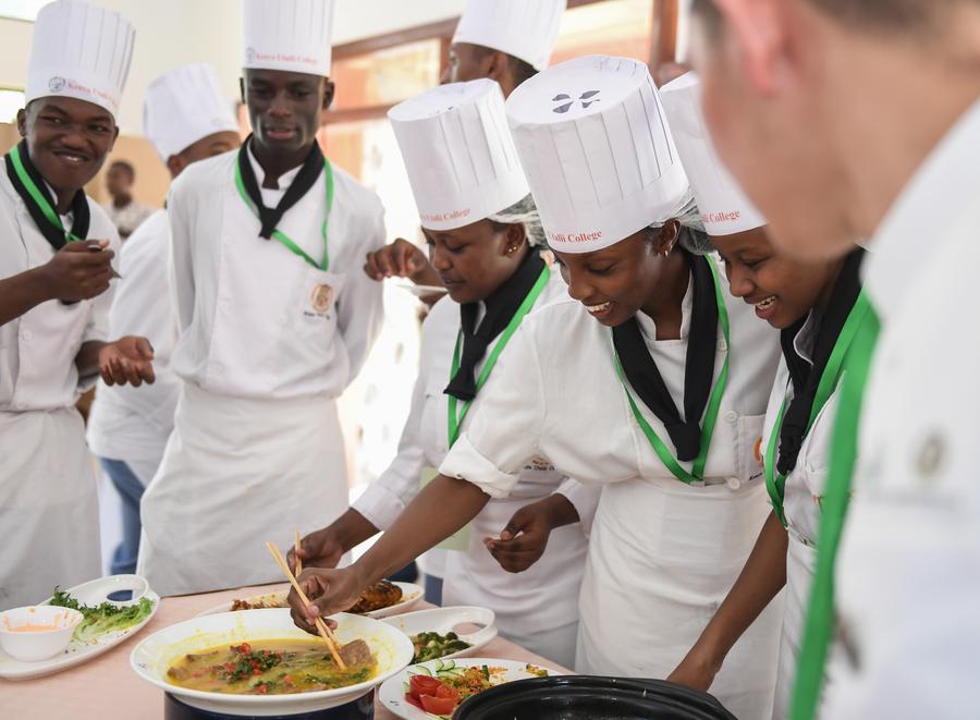 participez à la compétition culinaire kenya-chine ! découvrez un affrontement gastronomique entre chefs kenyans et chinois, saveurs authentiques et créativité au rendez-vous. ne manquez pas cet événement gourmand inédit !