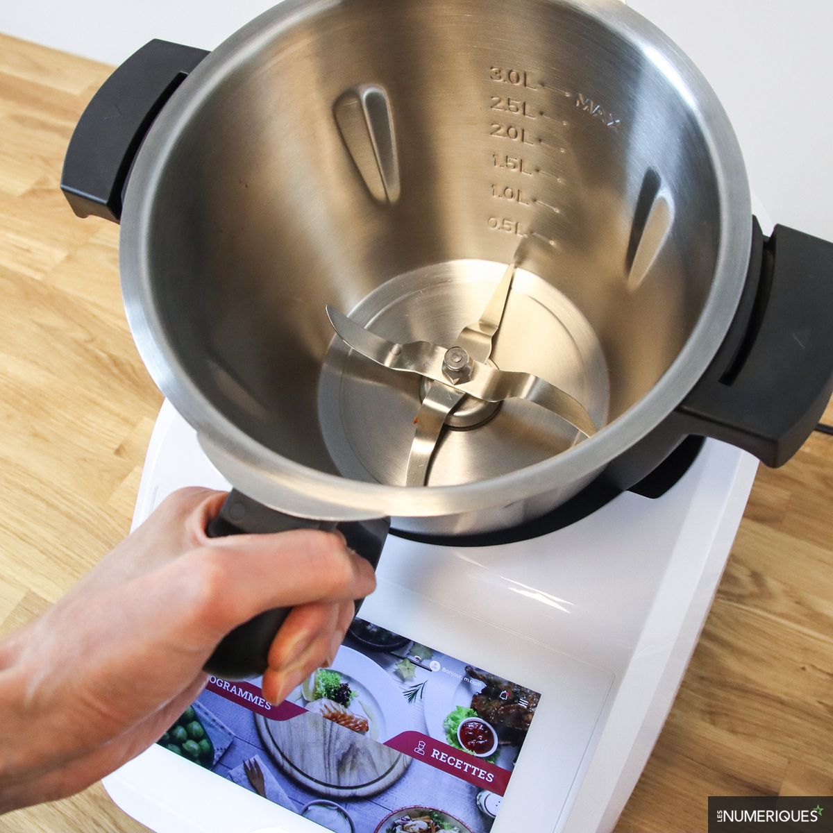 lidl relance son monsieur cuisine compact, l'appareil de cuisine multifonction idéal pour préparer facilement vos repas au quotidien. découvrez ses fonctionnalités et son excellent rapport qualité-prix.