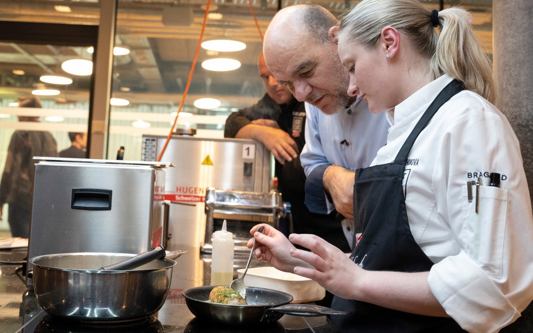 découvrez la saison 2 de guerres culinaires où les producteurs soutiennent la cuisine malgré les controverses autour des juges. plongez dans des compétitions intenses et des saveurs uniques.