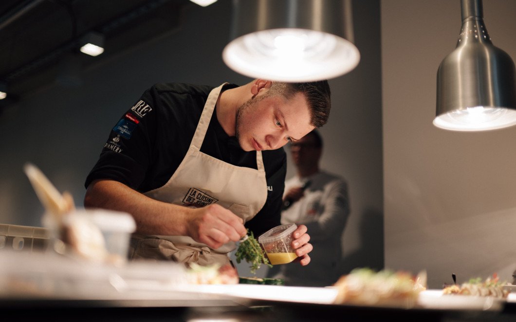 découvrez la saison 2 de guerres culinaires où les producteurs soutiennent la cuisine authentique malgré les controverses entourant les juges. un combat savoureux entre passion et défis.