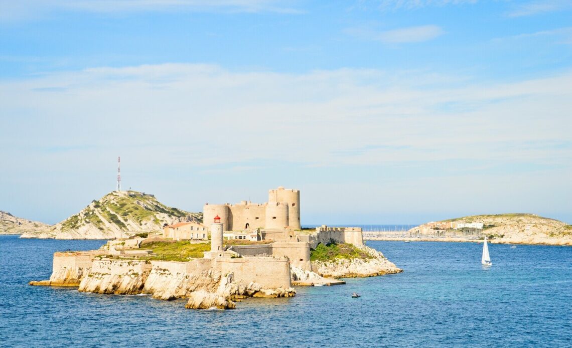 découvrez les 14 adresses incontournables à marseille pour profiter pleinement de la cité phocéenne, entre culture, gastronomie et lieux emblématiques.