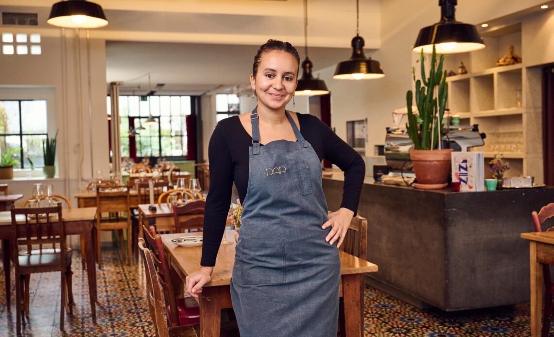 découvrez zineb hattab, cheffe marocaine talentueuse honorée en suisse pour son excellence culinaire et son innovation gastronomique.