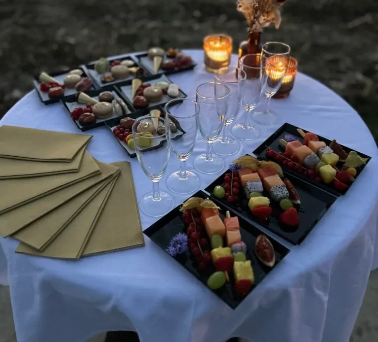 découvrez les défis et les solutions d'un repas en altitude lors d'un sauvetage en vol, entre précision et rapidité pour sauver des vies.
